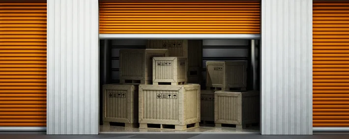 Corridor d'entreposage avec portes d'unités