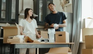 Couple pendant le jour du déménagement