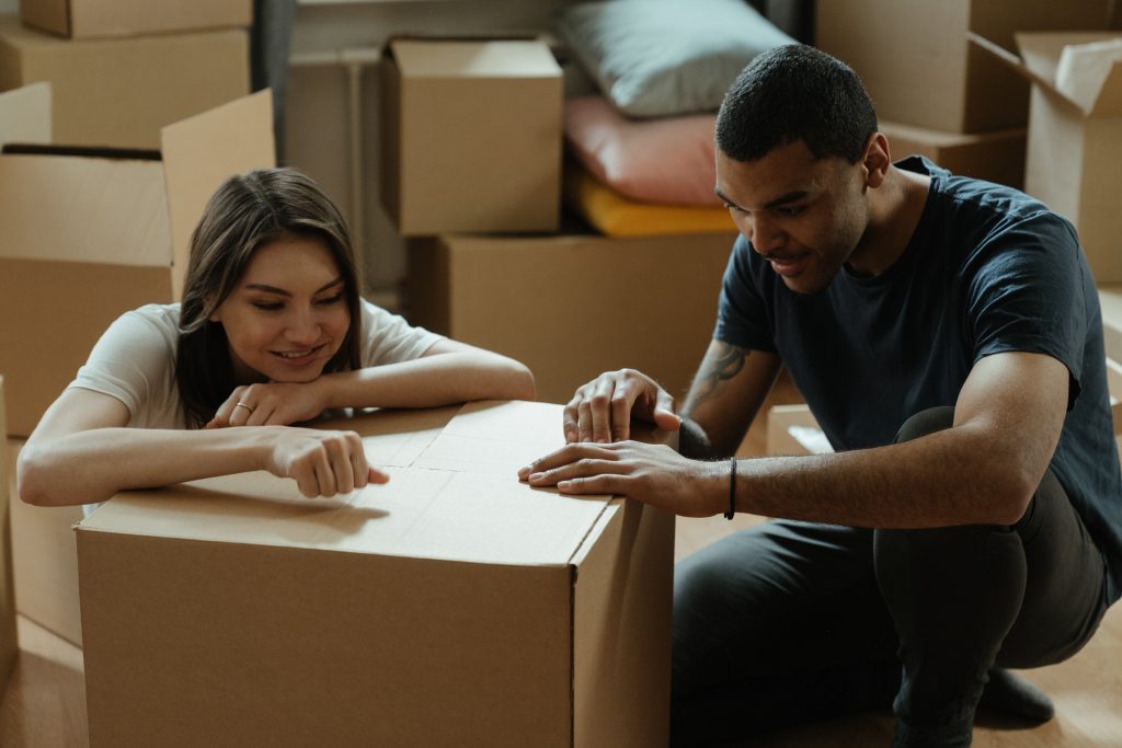 Couple qui inspecte leur boîtes le jour du déménagement