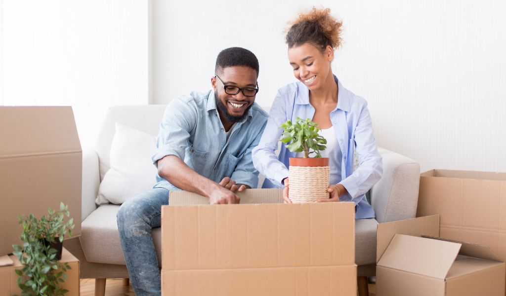 How to pack houseplants for moving - couple packing houseplants