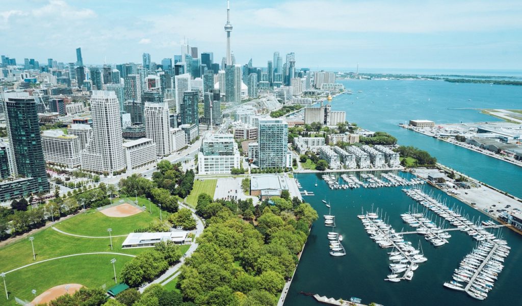 Architecture and harbor – Toronto vs Montreal Architecture and harbor - Toronto vs Montreal