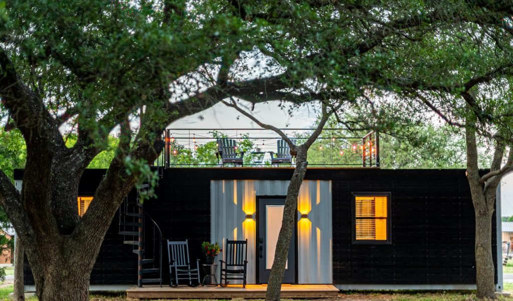 Mini maison conteneur au Québec Mini maison conteneur au Québec entourée d'arbres