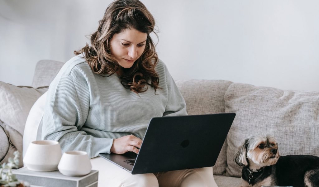pexels-sarah-chai-7282349 social-security-ssa-change-of-address-woman-computer